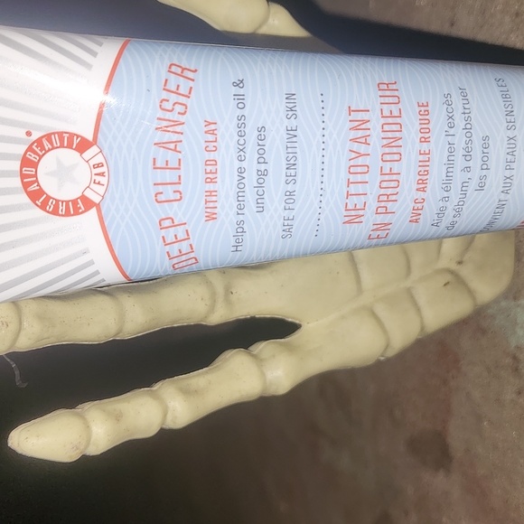 First Aid beauty Deep Cleanser - Picture 2 of 3
